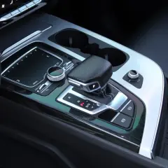 Palanca de cambios S tronic en Audi, que significa una transmisión automática de doble embrague para un cambio de marchas rápido y eficiente.
