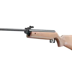 Drewniana wiatrówka z czarnym metalowym lufą i celownikiem. Model 45, kaliber 4.5mm.