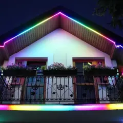 Kolorowe oświetlenie dachu i balkonu tworzy magiczną atmosferę.