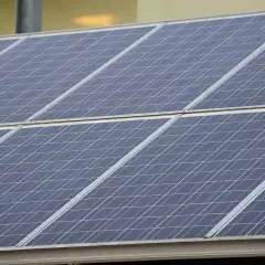 Panele fotowoltaiczne na dachu, działające na fotowoltaika na starych zasadach, zbierają energię słoneczną.