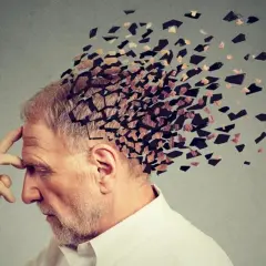 Starszy mężczyzna z ręką na skroni, którego głowa rozpada się na kawałki, symbolizując delirium tremens.