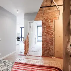 Przed i po remoncie domu z lat 70. Widać odsłoniętą cegłę, instalacje i przygotowanie pod ogrzewanie podłogowe.