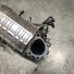 Filtr DPF Ford Focus MK2 z widocznymi przewodami. Zastanawiasz się, jak dolać płyn do DPF? Ten element jest kluczowy.