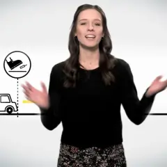 Eine Frau erklärt die normale Bremsung. Symbole zeigen Auge, Fuß auf Pedal, Auto mit Musiknote, Warnzeichen und einen Stern. Der Bremsweg ist kurz.