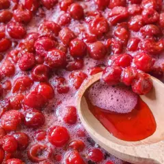 Gotowanie wiśni na sok. Sok z wiśni na co pomaga? Warto pić dla zdrowia!