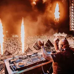 Un DJ siciliano famoso infiamma la folla con fiammate spettacolari e musica coinvolgente.