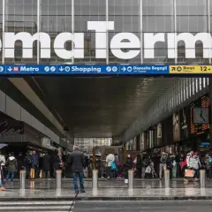 Ingresso di Roma Termini, con cartelli che indicano "Metro" e "Biglietti Tickets". Il biglietto del treno vale anche per la metro.