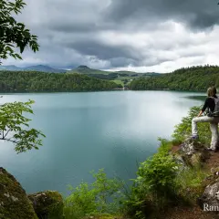 Une randonnée au lac Pavin offre une vue imprenable sur l'eau turquoise et les forêts verdoyantes.