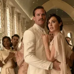 Śmierć na Nilu obsada: Armie Hammer i Gal Gadot w eleganckich strojach, otoczeni przez innych aktorów, podczas uroczystości.