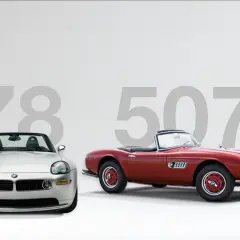 Dwa klasyki BMW: srebrny Z8 i czerwony BMW 507, symbolizujące ewolucję designu.