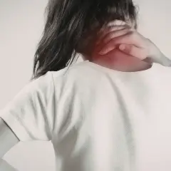 Dolor en el trapecio musculo. Una persona se sujeta el cuello, con una zona enrojecida indicando molestia.