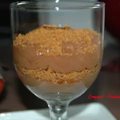 Délicieuse mousse au chocolat speculoos, superposée avec des miettes de biscuits pour un contraste croquant et fondant.