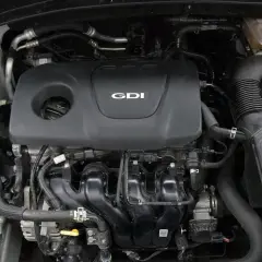 Silnik GDI w Kia Sportage IV. Widoczny kolektor dolotowy i osłona silnika.