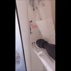 Jak zerwać folię z okien bez uszkodzeń i frustracji