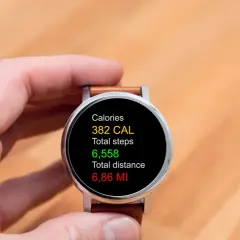 Zegarek pokazuje 382 kcal spalonych po 6558 krokach. Ile to kcal przy 10 tys kroków?