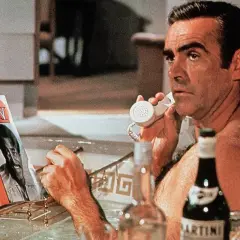 Sean Connery jako James Bond, w wannie, rozmawia przez telefon, obok butelka Martini wstrząśnięte nie mieszane i magazyn "Now".