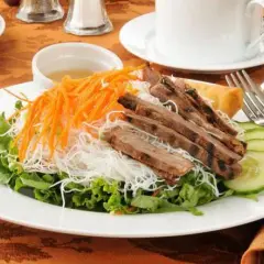 Jakie surówki do gęsi idealnie podkreślą smak pieczonego mięsa