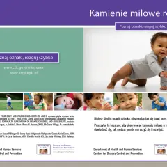 Uśmiechnięty 4-latek raczkuje, symbolizując kamienie milowe rozwoju. Poznaj oznaki, reaguj szybko.