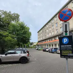 Znak informuje o podziale miejsca parkingowego we wspólnocie mieszkaniowej. Teren prywatny, parkowanie płatne.