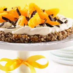 En läcker frukttårta med apelsinskivor och chokladspån, perfekt för ett somrigt frukttårta recept.