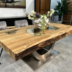 Ein einzigartiger runder oder eckiger Esstisch aus massivem Holz mit Glasinlays und einem modernen Metallfuß.