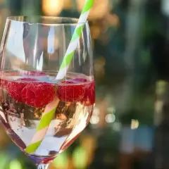 Orzeźwiający drink z malinami i słomką. Idealny na letnie wieczory, smakuje jak bacardi malinowe.