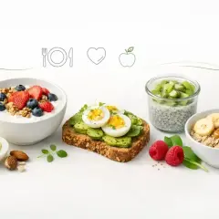 Zdrowe śniadania: jogurt z owocami, tosty z awokado i jajkiem, pudding chia z kiwi, owsianka z bananem. 15 pomysłów na zdrowe śniadanie.