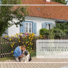 Kobieta z psem przy drewnianym płocie przed domem z niebieskimi okiennicami. To kwintesencja tego, z czego słynie Podlasie – sielski krajobraz i otwartość.