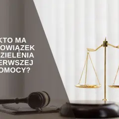 Prawo i medycyna: młotek sędziowski i waga sprawiedliwości obok symbolu serca z EKG. Kto ma obowiązek udzielenia pomocy?