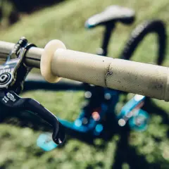 Jasne, oto opis:

Gripy do MTB – jasne, z wyraźną fakturą, idealne do pewnego chwytu. Widoczna dźwignia hamulca.