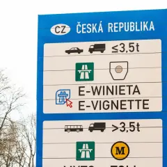 Znak informuje o opłatach drogowych w Czechach. Sprawdź, ile kosztuje winieta na Czechy dla pojazdów do 3,5t i powyżej.