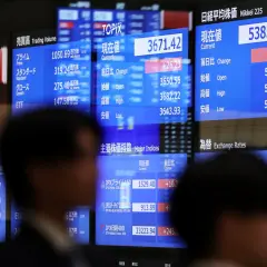 JPX, japoński rynek akcji, pokazuje dane z giełdy. Widoczne są indeksy Nikkei 225 i TOPIX, a także dane o wolumenie obrotu.