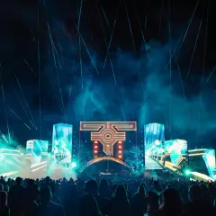 Nocny festiwal muzyczny z laserami i ekranami LED. Tłum ludzi bawi się przy muzyce na żywo.
