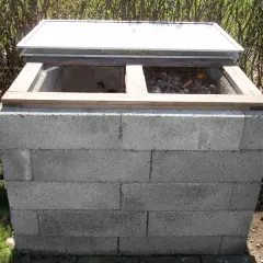 En hemmagjord kompost av betongblock, redo att börja bygga kompost.