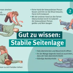 Anleitung zur stabilen Seitenlage: Schritt-für-Schritt-Erklärung mit Illustrationen. Ein Merksatz für die richtige Ausführung.