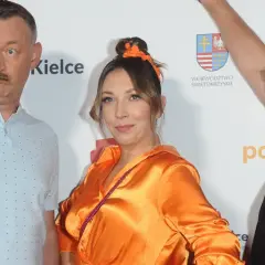 Kabaret Nowak skład: Robert Motyka, Joanna Kołaczkowska i Bartosz Gajda pozują do zdjęcia.