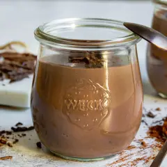 Cremiger Schokopudding, perfekt zum schokopudding selber machen. Serviert in einem Weckglas, garniert mit Schokostückchen.