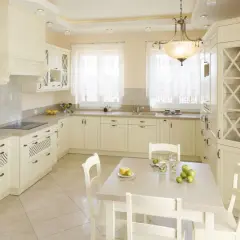 Jasna kuchnia z kredensem, inspiracje dla eleganckiego wnętrza. Jasne meble, duży kredens z miejscem na wino i szkło.