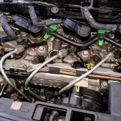Silnik Peugeot z widocznymi wtryskiwaczami i przewodami paliwowymi. Może to być związane z błędem dtc p1352.