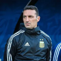 Lionel Scaloni, trener Argentyny, w czarnej kurtce z herbem AFA i trzema paskami Adidas.