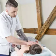 Fizjoterapeuta bez studiów? Poznaj legalne alternatywy i ich granice