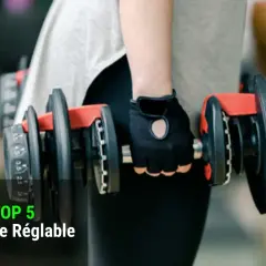 Main d'une personne portant un gant de musculation, tenant un haltère réglable pour un exercice.