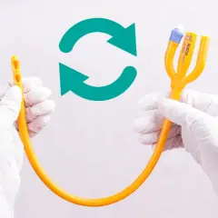Zwei Hände in weißen Handschuhen halten einen Katheter. Ein grüner Pfeil zeigt einen Kreislauf an, der den Wechsel des Urinbeutels symbolisiert.