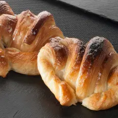 Deliciosos croissants dorados y brillantes, perfectos para aprender como hacer croissant casero.