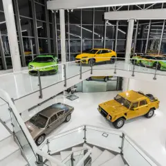 Wnętrze muzeum Lamborghini: lśniące, nowoczesne, z wieloma kultowymi modelami, od sportowych coupe po terenowe SUV-y.