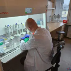 Laboratorium kryminalistyczne: Zarobki, specjalizacje i jak je zwiększyć