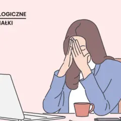 Kobieta z rękami na twarzy siedzi przy biurku z laptopem i kubkiem.