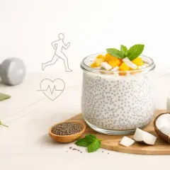 Zdrowy deser z chia z jogurtem, owocami i kokosem. Obok leżą hantle i mata do ćwiczeń, symbolizujące aktywny tryb życia.