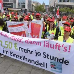 Demonstranten im Einzelhandel fordern 2,50 € mehr Lohn pro Stunde. Ein Streik im Handel ist im Gange.