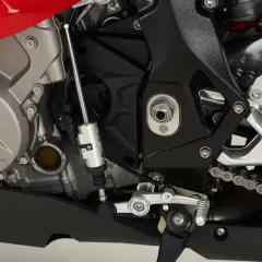 Mechanizm quickshifter co to? Widoczny element motocykla BMW z systemem szybkiej zmiany biegów.